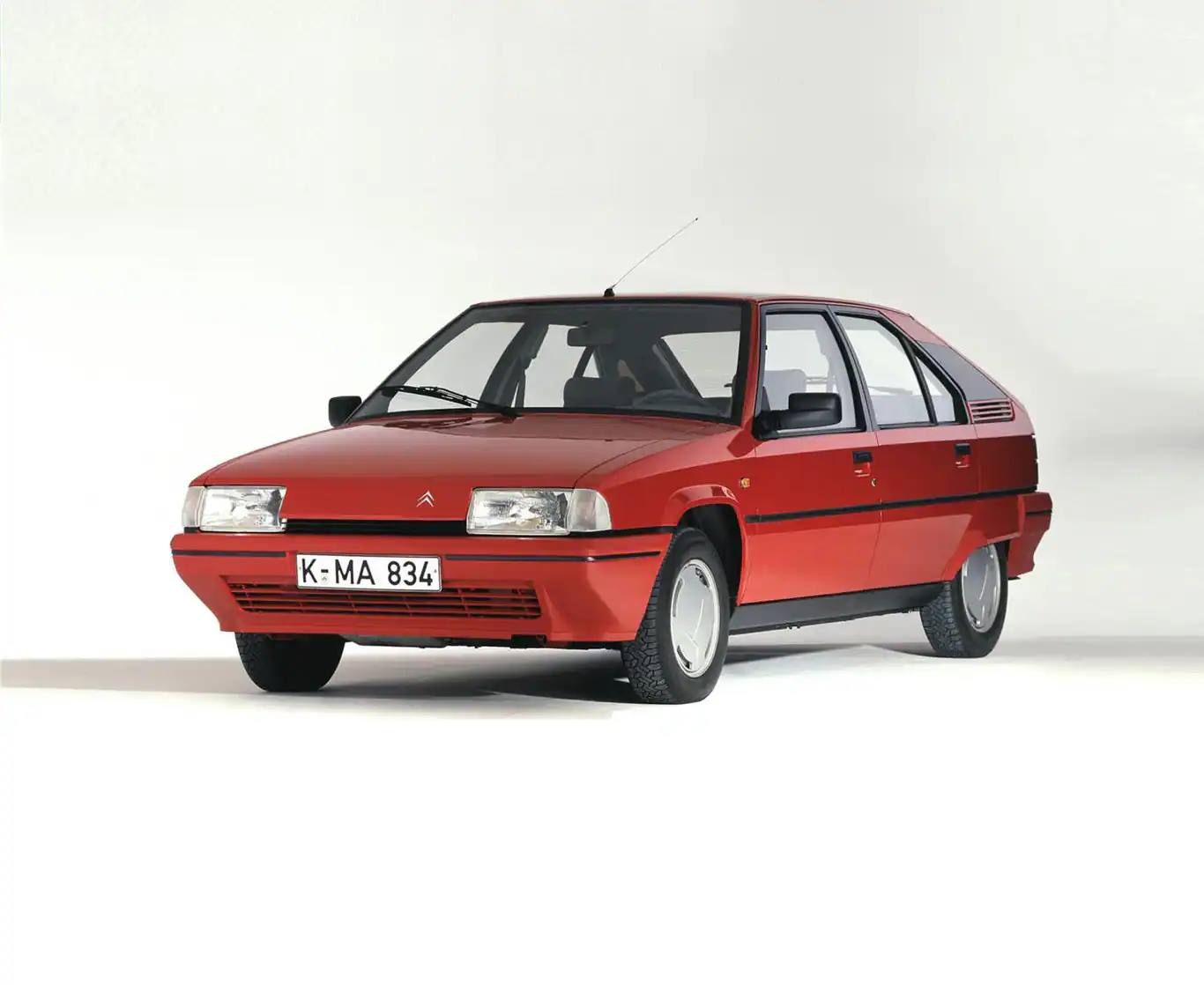 1984 - Citroën BX. En los años 80 llegó el turno de sustituir a un coche tan particular como el GS, y el nuevo modelo también iba a suponer una revolución por su diseño, apostando de nuevo por un coche de dos volúmenes y cinco puertas para dar servicio a las familias. el Volkswagen Golf se conformaba con la segunda posición, y el Fiat Uno con la tercera.