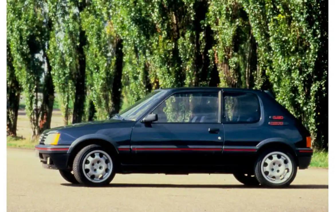 1985 - Peugeot 205. Peugeot demostró con este modelo que se podía hacer un utilitario asequible, con un diseño atractivo, un acabado de calidad, amplio y divertido. El Peugeot 205 destacaba por su original diseño exterior, que Gérard Welter definió con trazos sencillos pero de gran personalidad y elegancia. El 205 se impuso a modelos como el Seat Ibiza 2, el Renault Turbo, el Citroën Visa 1.7D o el Talbot Solara.