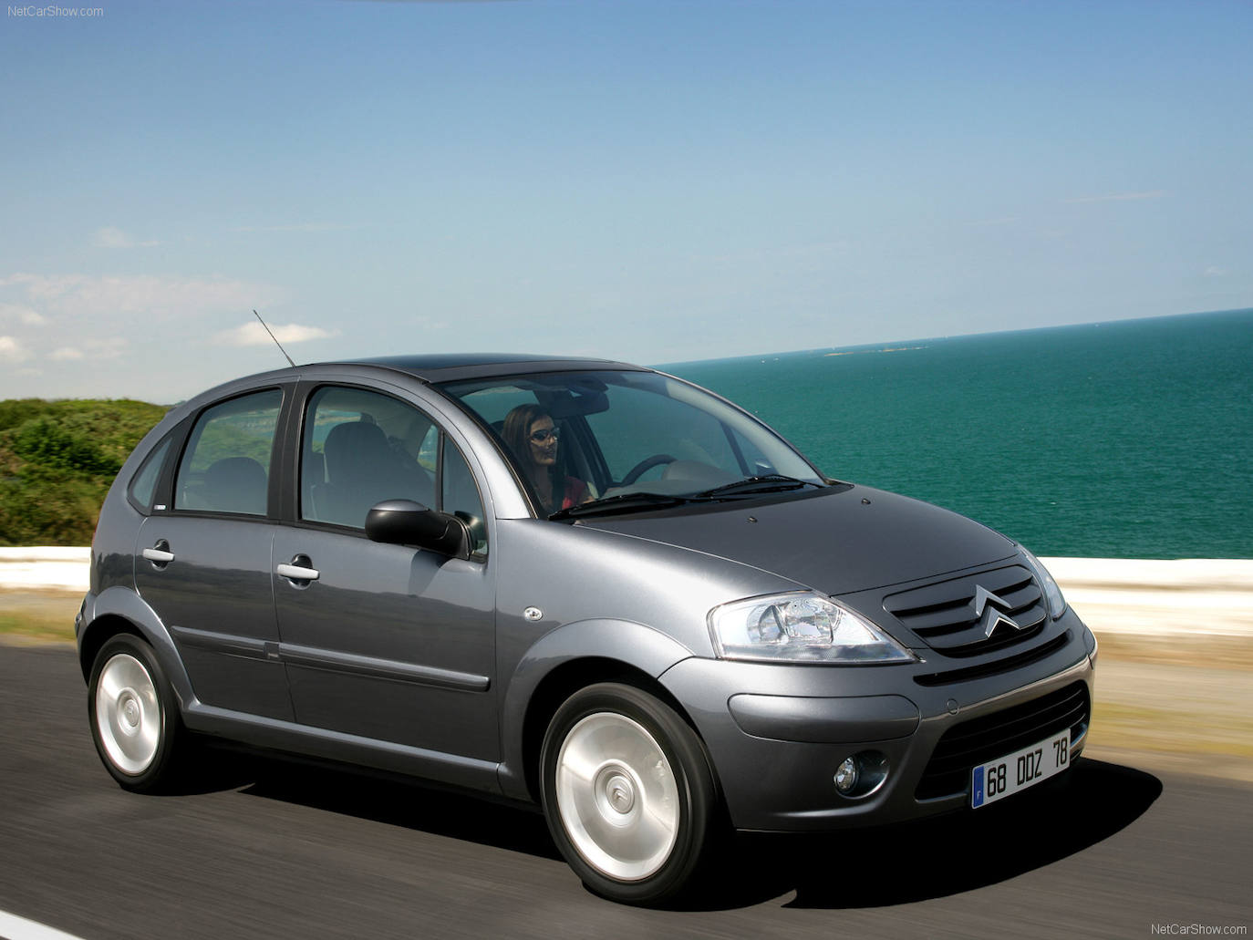 Sustituir al Citroën Saxo no era una tarea fácil, pero Citroën supo reinventar por completo su vehículo urbano con un coche original en 2003. El C3 ofrecía rasgos y proporciones inusuales, con un comportamiento cómodo y dinámico, y dotándole de un mayor espacio en su interior y en el maletero. También destacó por ser uno delos coches pequeños del mercado con mejor equipamiento -aunque muchos elementos eran opcionales. Muere la oveja Dolly y es el fin de «El Escarabajo»: El último VW original sale de la línea de montaje.