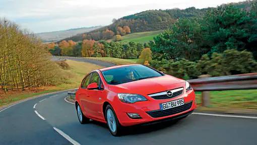 El Opel Astra alcanzó su décima generación en 2010 para ganar este Premio, una evolución continua desde que, en 1936, naciera bajo el nombre Kadett (cambio de denominación en 1991), con 21 millones de unidades vendidas en todo el mundo. En la edición de 2010 fue especialmente valorado por su atractivo diseño y cualidades funcionales, habitabilidad, calidad y, sobre todo, la introducción de avances técnicos propios de segmentos más altos. Este año, España se proclama campeona mundial de fútbol por primera vez.