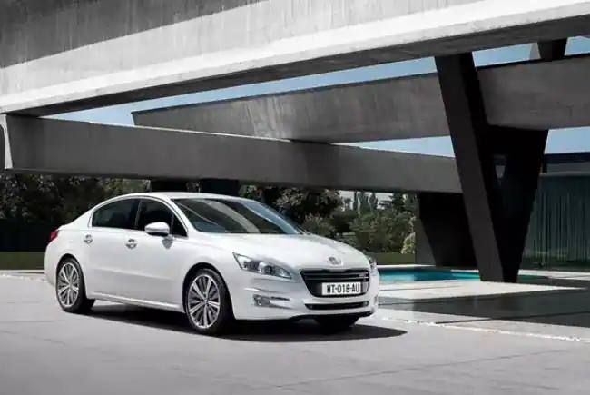 2012 - Peugeot 508 El premio de ABC celebra en esta edición su 40 aniversario, un premio que desde su inicio ha sido referente del sector y sin duda el más codiciado por las marcas. El coche ganador es un modelo que alcanza las mayores cotas de calidad, que le sitúa entre las mejores berlinas de representación, por sus cualidades funcionales, en sus dos carrocerías de cuatro puertas y familiar SW, el alto equipamiento e innovaciones y seguridad. Lo más destacado de 2012 fue el accidente del crucero Costa Concordia, con 4.229 personas a bordo; y el Madrid Arena: Fiesta de Halloween donde murieron cinco jóvenes, una de ellas menor, en una avalancha humana.