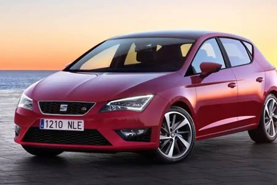 2014 - Seat León La tercera generación del compacto español -producido en Martorell- ha sido el modelo más vendido de 2014 en España, tomando el relevo del Seat Ibiza que lo llevaba siendo los últimos cinco años. Las más de 74.000 matriculaciones registradas en el mercado logran el mejor mes de diciembre desde 2009, con un aumento de las ventas del 22 por ciento respecto al mismo mes del año anterior. Lo más destacado de 2014 fue la proclamación de Felipe VI tras abdicar Don Juan Carlos I; y el peor brote de ébola de la historia y el primer contagio en Europa -también en España con fallecidos-.