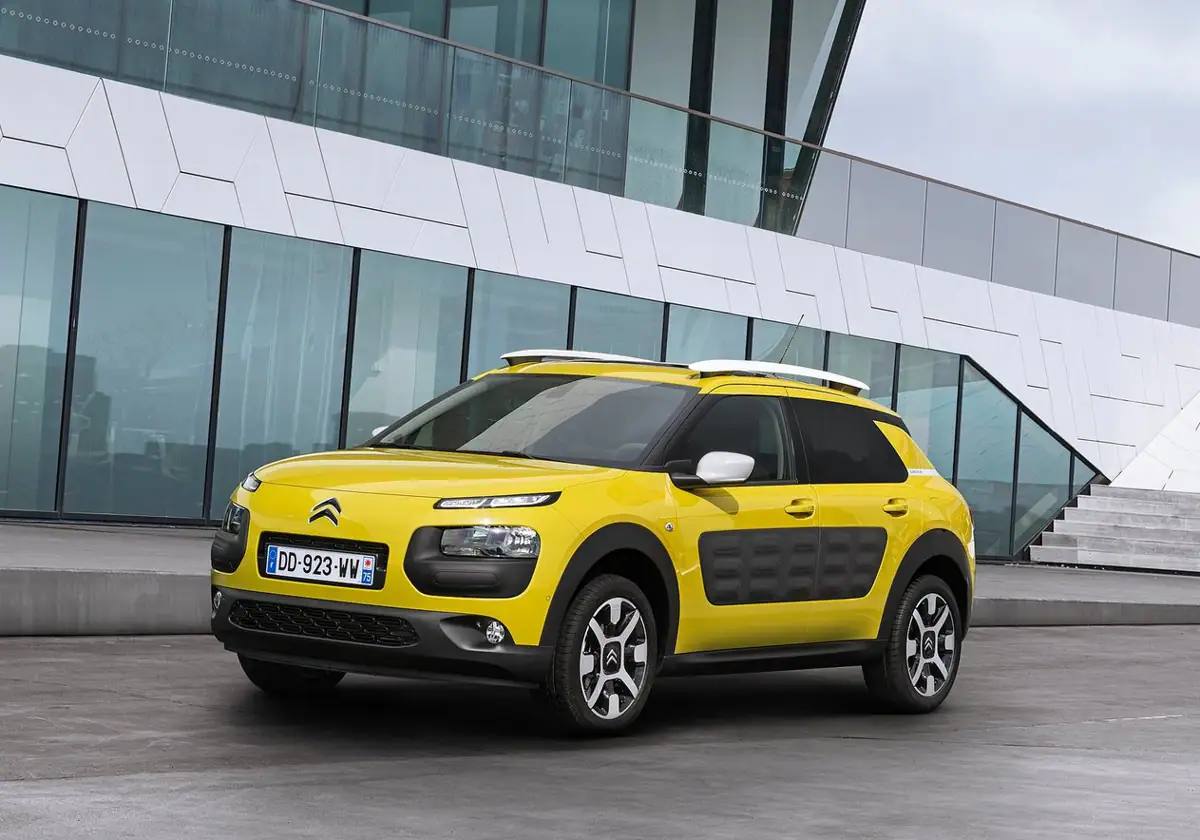 2015 - Citroën C4 Cactus Fabricado en la planta madrileña de Villaverde, para distribuirse por todo el mundo. Se trata de un coche original tanto en su diseño como en el concepto, llamando especialmente la atención elementos como los «airbumps», adosados a las puertas que se convierten en unos eficaces protectores de la carrocería ante pequeños golpes y rozaduras. Llamativo y lleno de soluciones prácticas, el modelo atrae las miradas a su paso. Lo más destacado de 2015 fue cuando el copiloto de un avión lo estrella con 150 personas y el «Dieselgate»: Escándalo de emisiones contaminantes de VW.