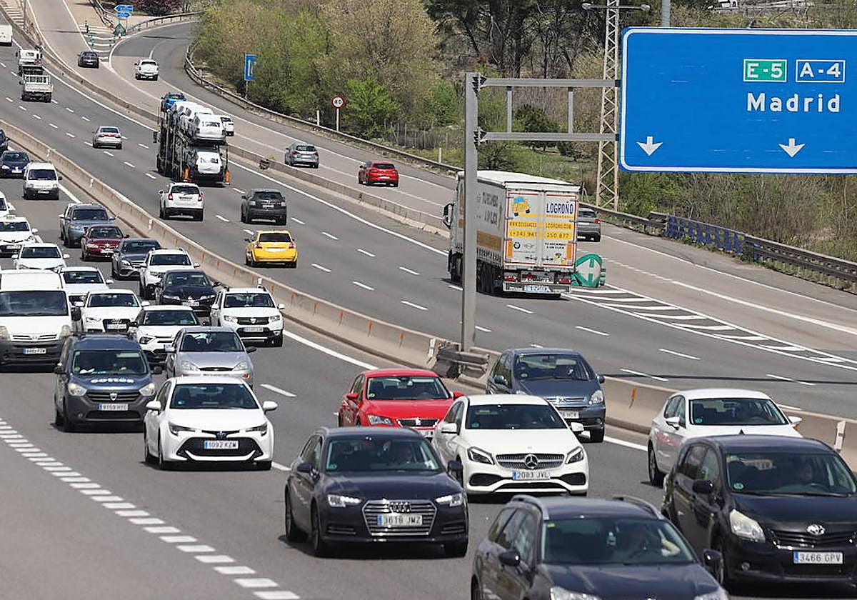Una carretera con circulación densa, durante una operación salida