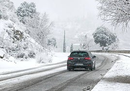 La DGT alerta sobre qué hacer si comienza a nevar y te pilla en la carretera