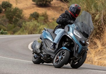 Cómo se conduce una motocicleta de tres ruedas