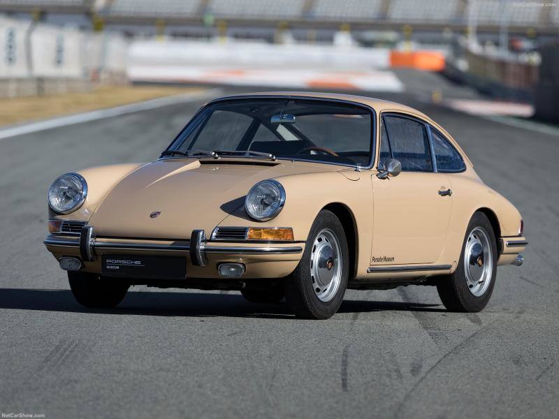El Porsche 911 acaba de celebrar su 60 cumpleaños. Y todavía consrerva algunas de las características del modelo original, como su configuración "todo atrás" (motor y propulsión), el motor bóxer de seis cilindros y un interior con configuración 2+2 plazas. Ha pasado de los 140 CV de la primera genración a los 525 CV del 911 GT3 RS. Este último es una serie limitada de 1.963 unidades que se ha comercializado para celebrar el cumpleaños del icono de la automoción deportiva