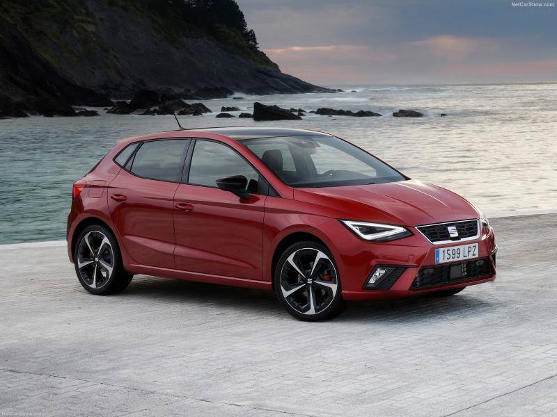 El primer Seat Ibiza llegó en el año 1984 y fue el primer coche desarrollado totalmente por la marca española, aprovechando la experiencia de Giorgetto Giugiaro, Karmann y Porsche para su diseño y mecánica. Acumula más de seis millones de unidades vendidas a través de cinco generaciones. Ahora solo está dispopnible con carrocería de cinco puertas y motores gasolina de 80 a 150 CV