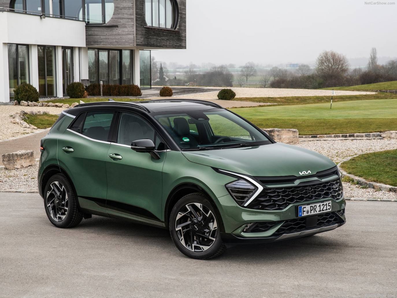 El Kia Sportage llega a su 30 aniversario con más de 7 millones de unidades de cinco generaciones vendidas en todo el mundo. Llegó al mercado en 1993 utilizando la plataforma del Mazda Bongo y motores diésel y gasolina de 89 y 128 CV. El modelo actual es un superventas, con versiones gasolina, diésel, híbridas e híbridas enchufables de hasta 265 CV