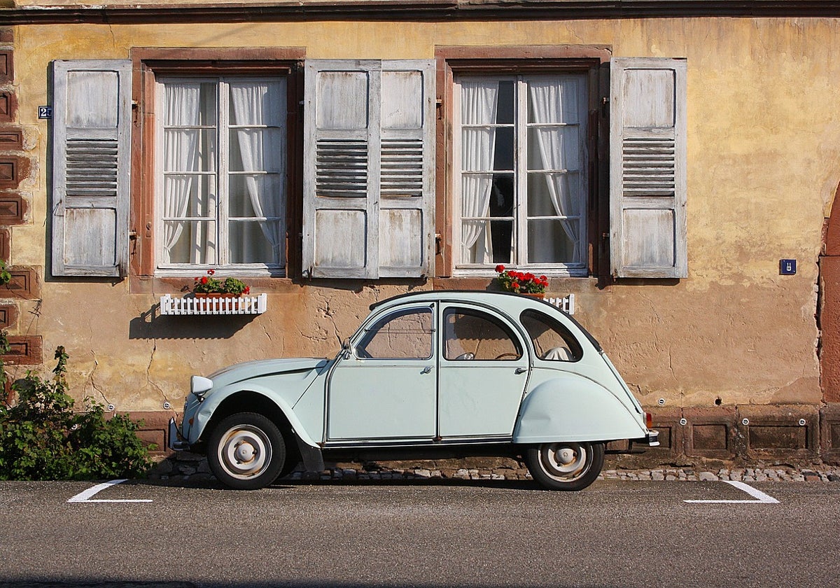 Coche antiguo que bien podría considerarse vehículo histórico