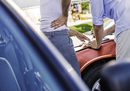 Simular un golpe para obtener dinero es el fraude más común al seguro del coche