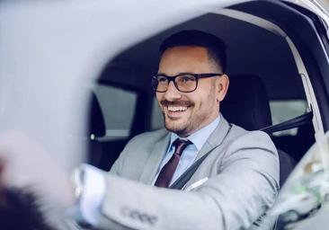 La DGT aclara el tipo de gafas que no están recomendadas para conducir: son de las más usadas en España