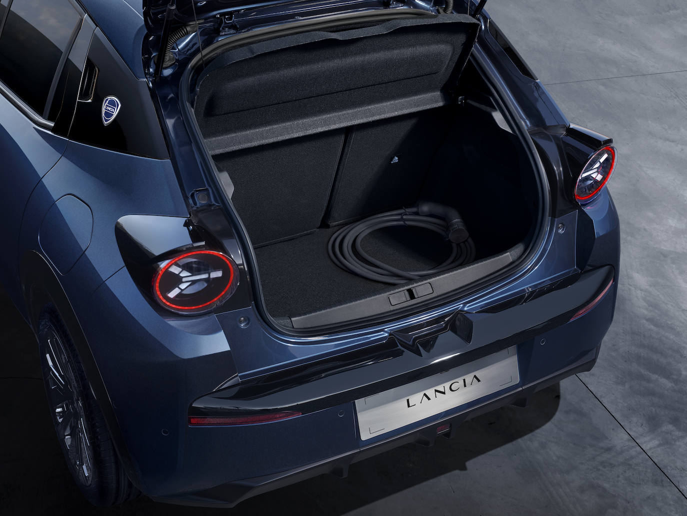 Impulsado por un motor 100% eléctrico, el modelo ofrece una autonomía de hasta 403 km en ciclo combinado WLTP, con carga rápida para aumentar el nivel de batería del coche del 20 al 80% en solo 24 minutos, o suficiente para 100 km en 10 minutos.