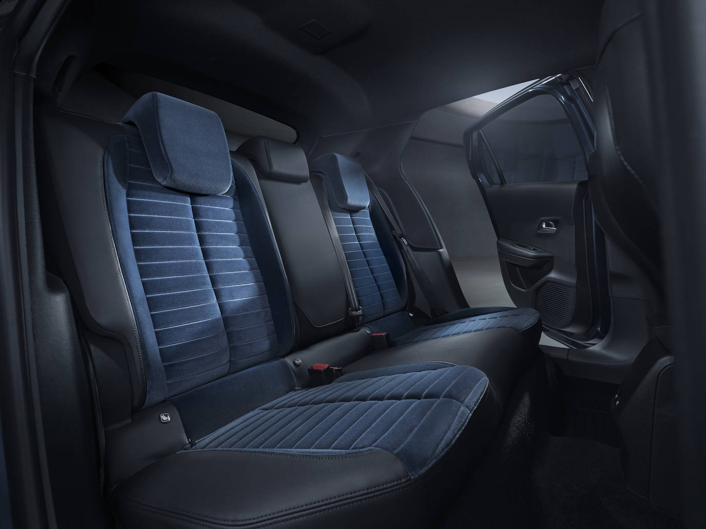 El habitáculo se convierte en una auténtica "sala de estar Lancia", que recuerda a las acogedoras casas de diseño italiano, caracterizada por un tono azul homogéneo que envuelve los asientos con la textura "Canneloni", el salpicadero y las inserciones de los paneles de las puertas y el salpicadero. El nuevo "tavolino" multifuncional de Cassina, utilizado por primera vez en el interior de un coche, también ofrece la opción de cargar el smartphone