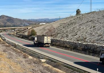 Esto es lo que significa la línea roja que la DGT ha puesto en las carreteras