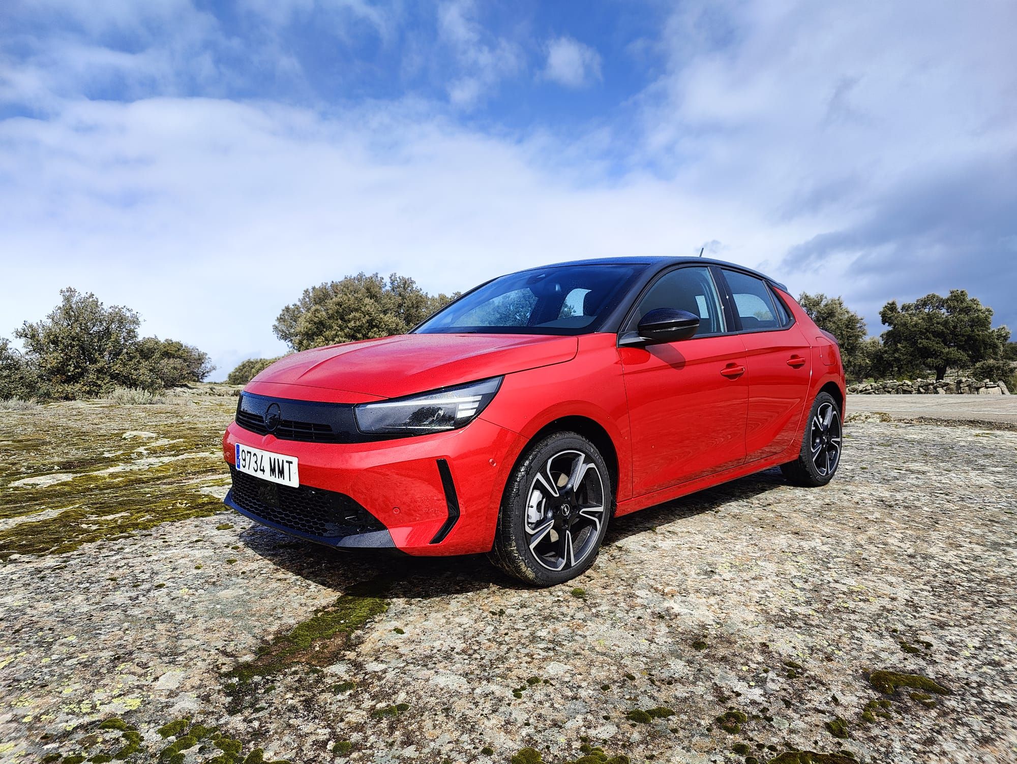 Opel amplía ahora la gama de propulsores del pequeño superventas. El Opel Corsa está ahora disponible por primera vez como híbrido con tecnología de 48 voltios. El nuevo Corsa Híbrido viene con un Amplio equipamiento y precios a partir de 22.250 euros (todos los precios incluyen IVA en España)