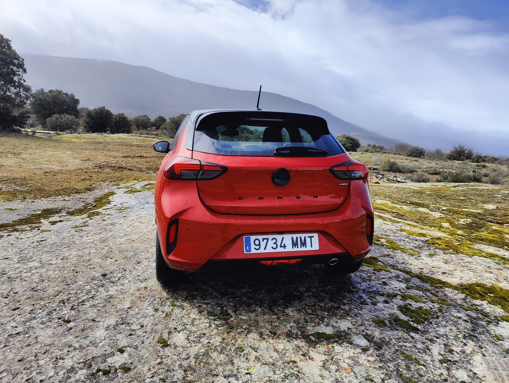 El sistema compacto está coordinado de forma óptima para garantizar el mejor rendimiento en todo momento con el menor consumo de energía. Dependiendo de sus preferencias de conducción, los conductores del Corsa Hybrid también pueden elegir entre los tres modos Eco, Normal y Sport.