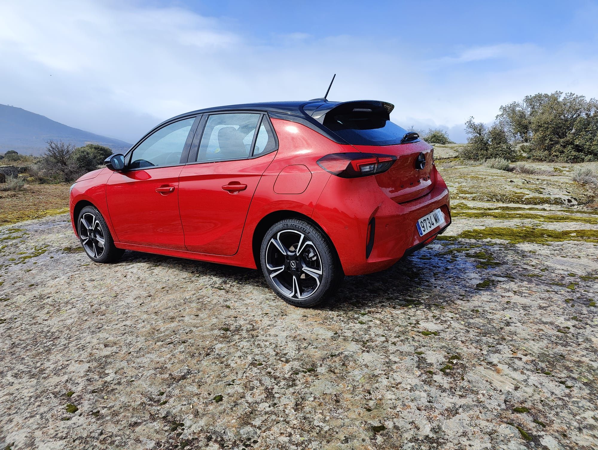 Todos los nuevos Corsa Hybrid incorporan de serie numerosas tecnologías y sistemas de asistencia, como la Alerta de Colisión Frontal con Frenada Automática de Emergencia y Detección de Peatones, el Control de Crucero Adaptativo, así como el Posicionamiento Activo en Carril, reconocimiento ampliado de señales de tráfico y detección de somnolencia.