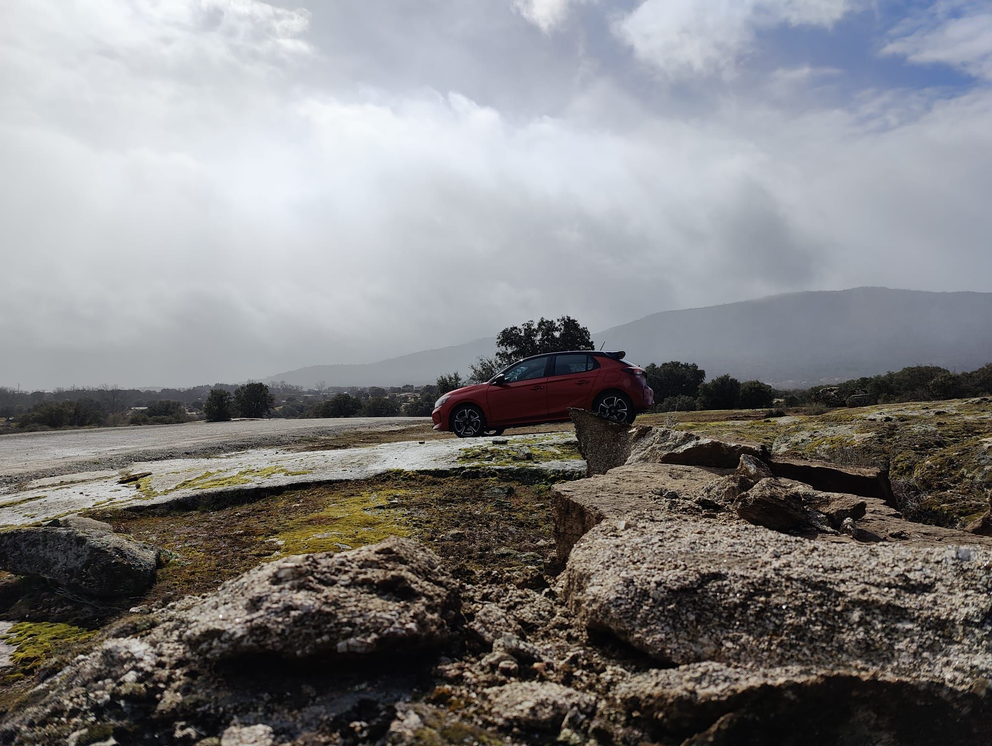 El Sistema incorpora una batería de iones de litio que se recarga automáticamente en determinadas condiciones de conducción y nuevos motores de gasolina de tres cilindros y 1,2 litros turboalimentados con 74 kW/100 CV and 100 kW/136 CV que se han desarrollado especialmente para la aplicación híbrida.