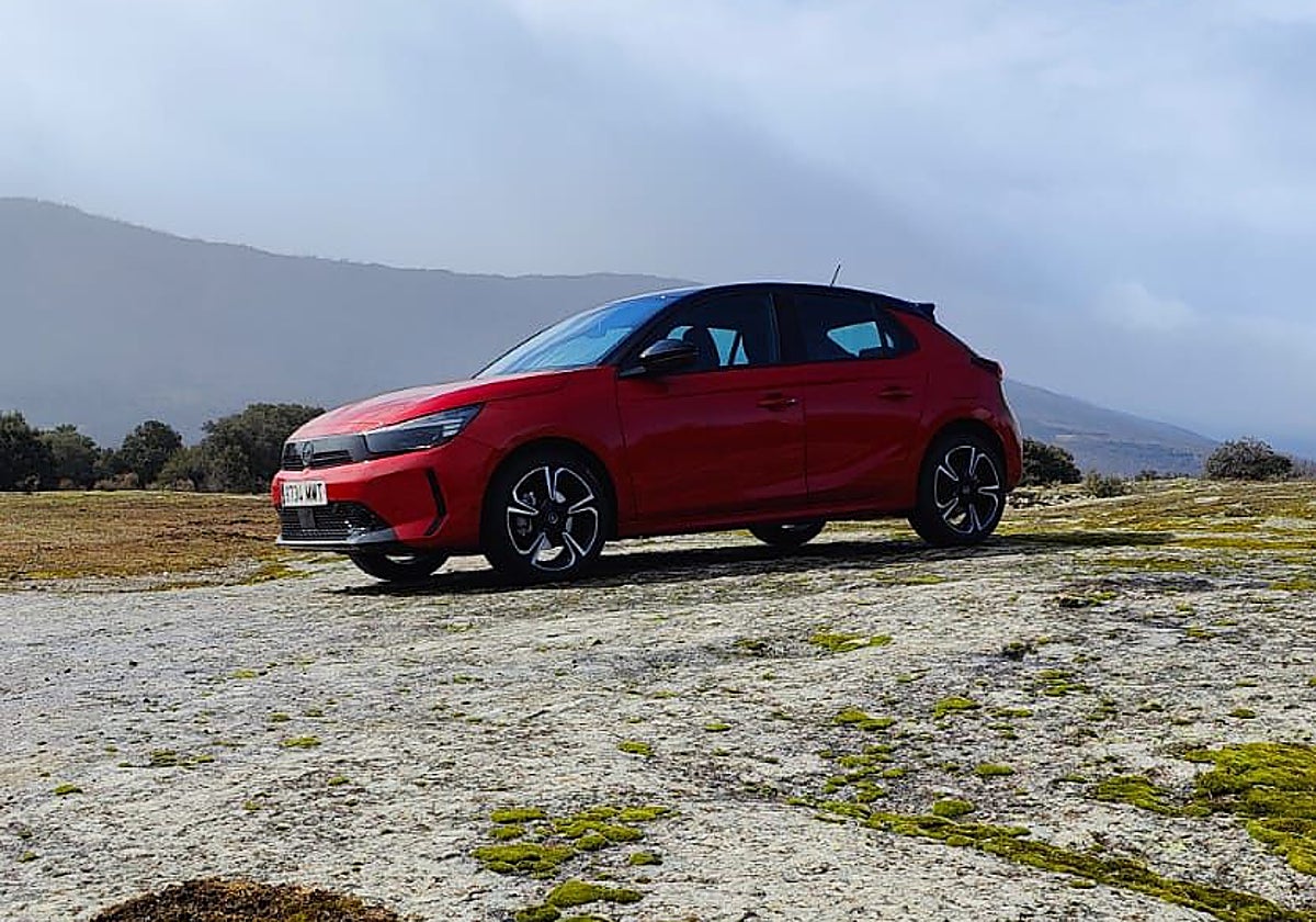 El Opel Corsa posa en El Losar (Ávila)