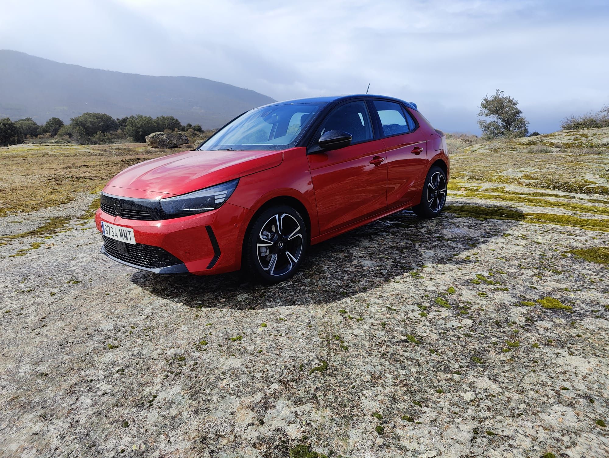 En comparación con el Corsa 1.2 no electrificado similar con transmisión automática de ocho velocidades (consumo de combustible en el ciclo WLTP: 5.5-5.4 l/100 km; 124-121 g/km CO2, ambos combinados), el Nuevo Corsa Hybrid de 74 kW/100 CV con tecnología de 48V (consumo de combustible en ciclo WLTP1: 4.8-4.5 l/100 km; 108-101 g/km CO2, ambos combinados) puede ahorrar casi 1.0 l/100 km de combustible (alrededor del18%) y también reducir emisiones de CO2.