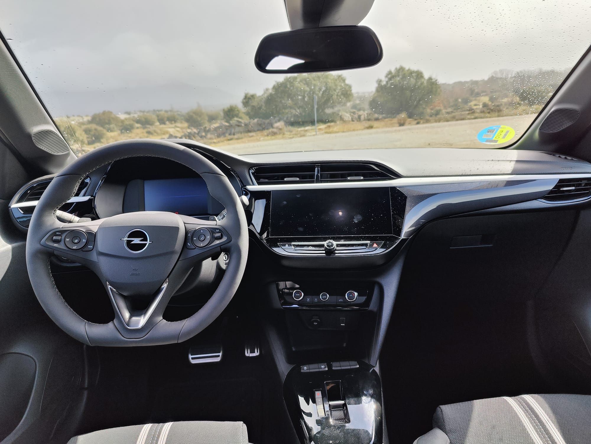 Lo mismo puede decirse del Corsa Hybrid GS con 100 kW/136 CV, disponible a partir de 26.350 euros. También en este caso, el consumo de combustible y las emisiones de CO2 se reducen en torno a un 18% hasta 4.7-4.6 l/100 km o 106-103 g/km CO2 en comparación con su homólogo de gasolina no electrificado.