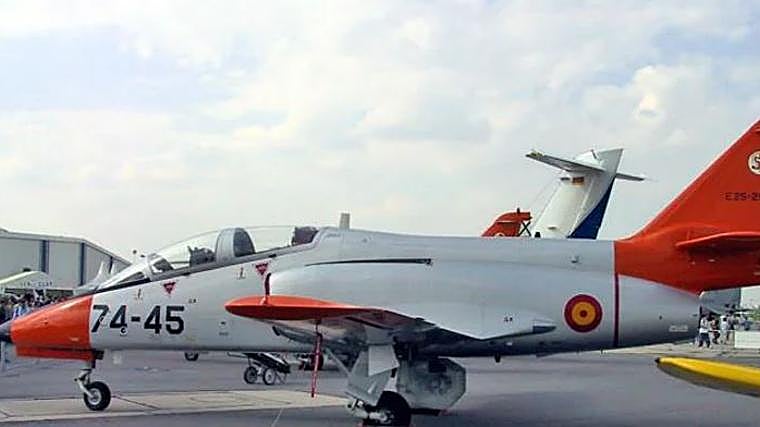 Un avión del Ejército del Aire español con la escarapela