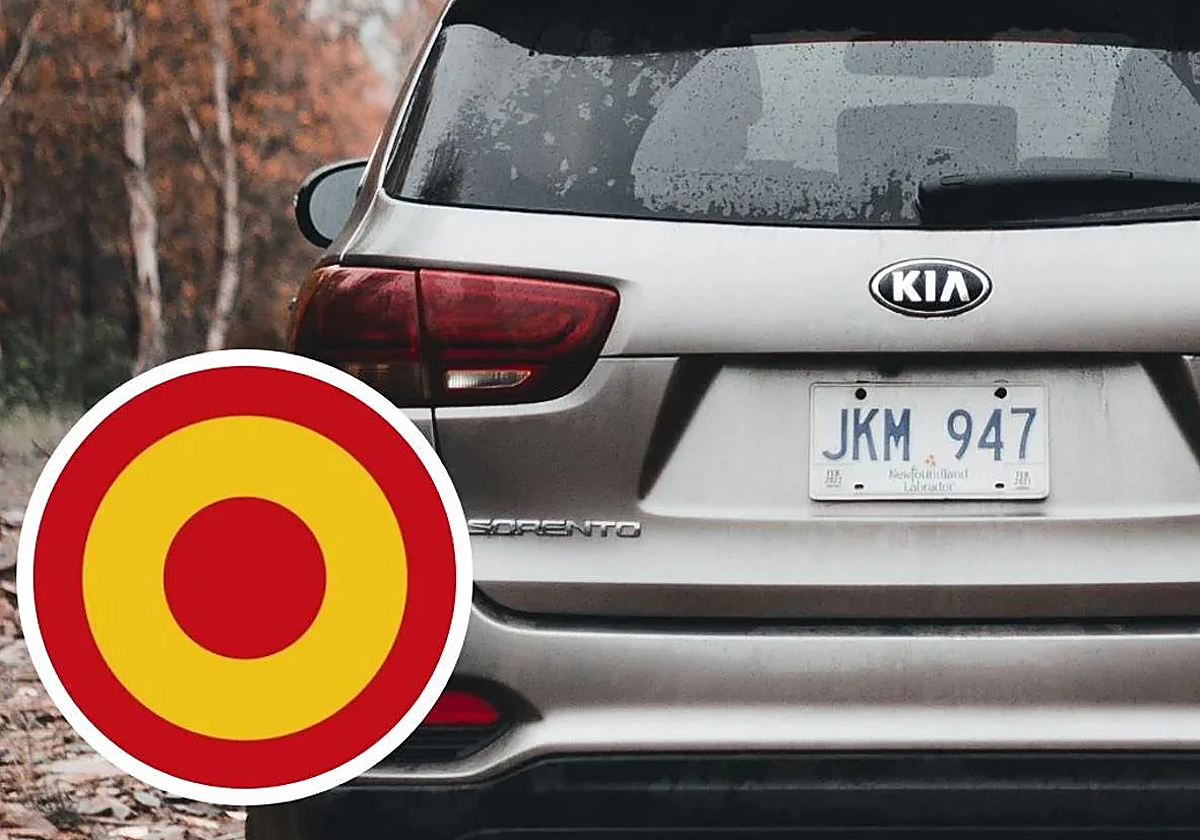 ¿Qué significa la pegatina con una diana con la bandera de España que llevan los coches en la parte trasera??