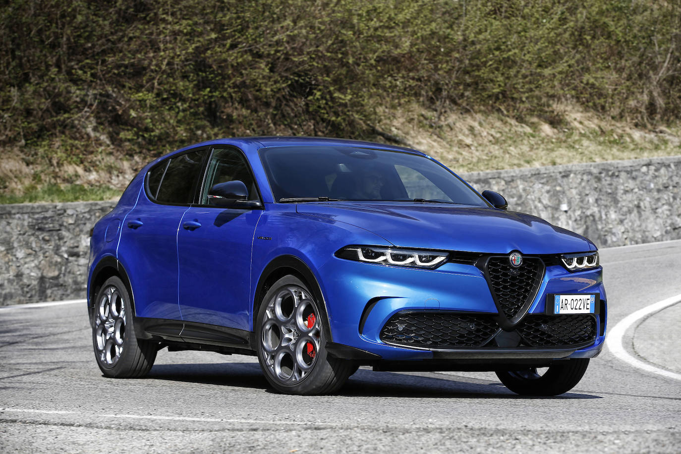 El Tonale Plug-in Hybrid Q4 es el alto de gama y responde a la estrategia de simplificación y racionalización de la gama Alfa Romeo. De hecho, está disponible en dos versiones: la versión Ti, con un carácter más elegante y distintivo, y la versión Veloce, que ofrece lo máximo en rendimiento y prestaciones deportivas.