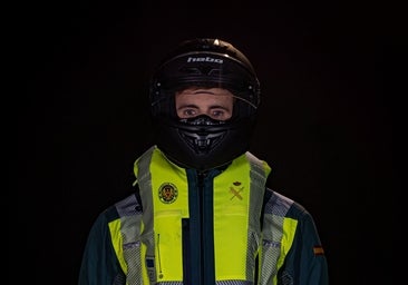 Así son los chalecos con airbag electrónico de los motoristas de la Guardia Civil