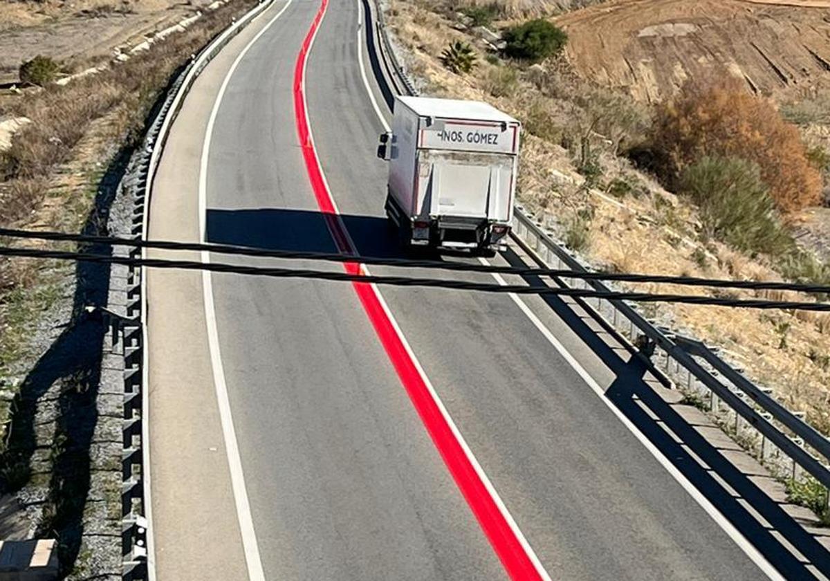 Qué significa la línea roja que la DGT pone en las carreteras: lo que ...