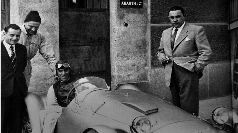 Tazio Nuvolari en el Cisitalia-Abarth 204 A. Carlo Abarth a la derecha