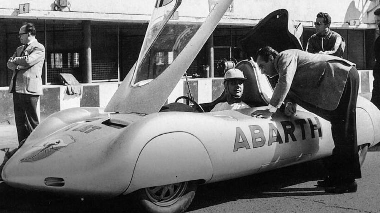 Mario Poltronieri al volante del Fiat Abarth 1000 récord con carrocería Pinin Farina