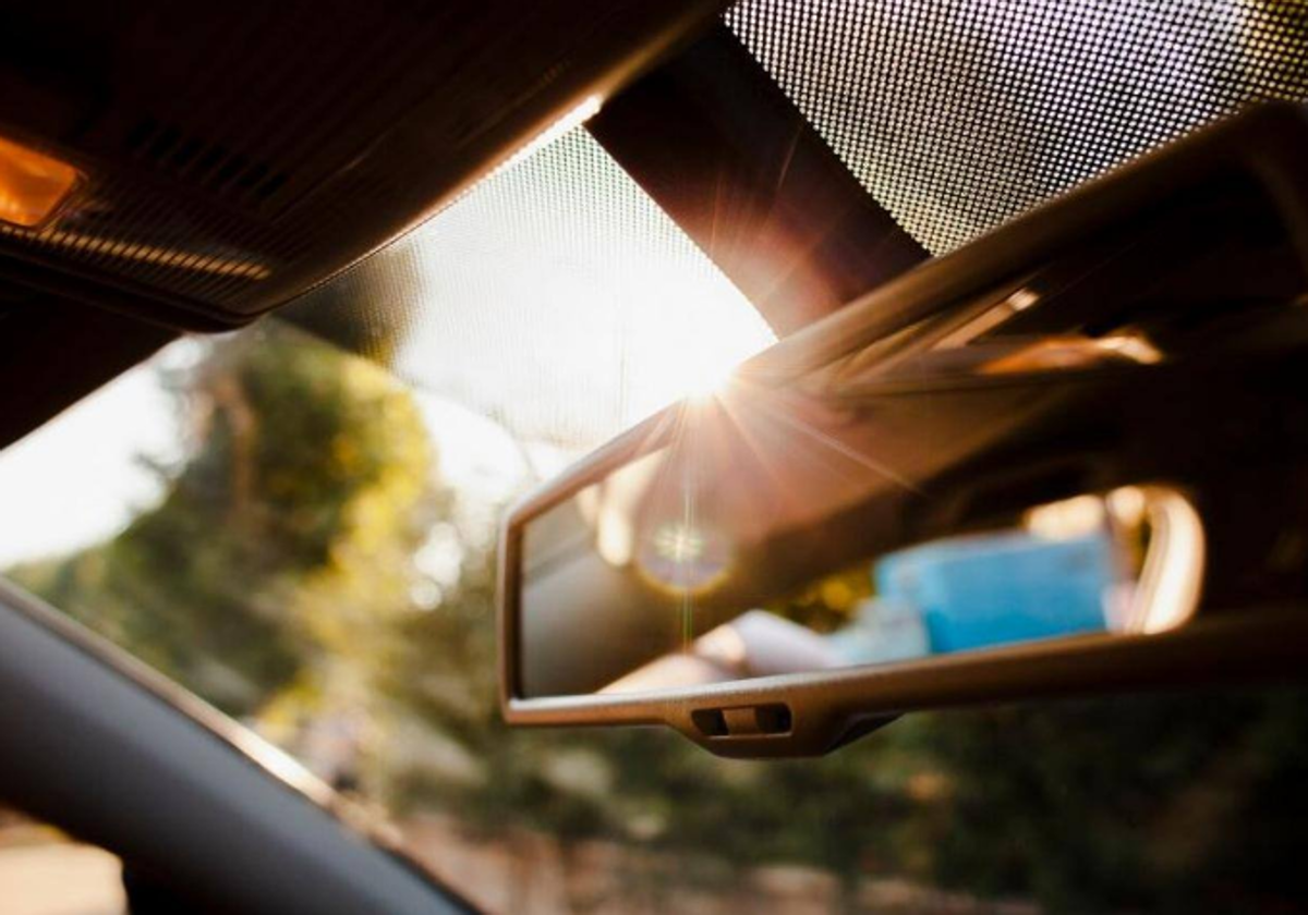 El objeto que debes evitar llevar en esta zona del coche