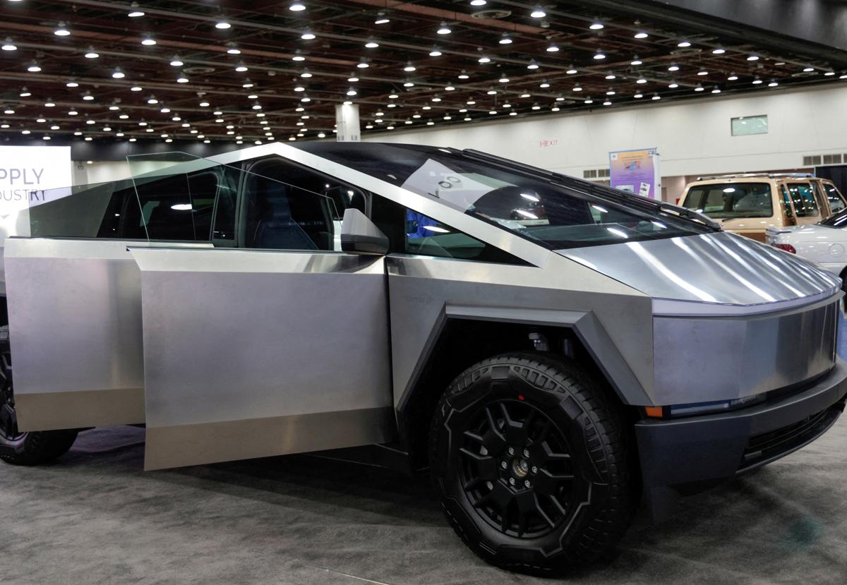 Un coche Cybertruck en una exposición