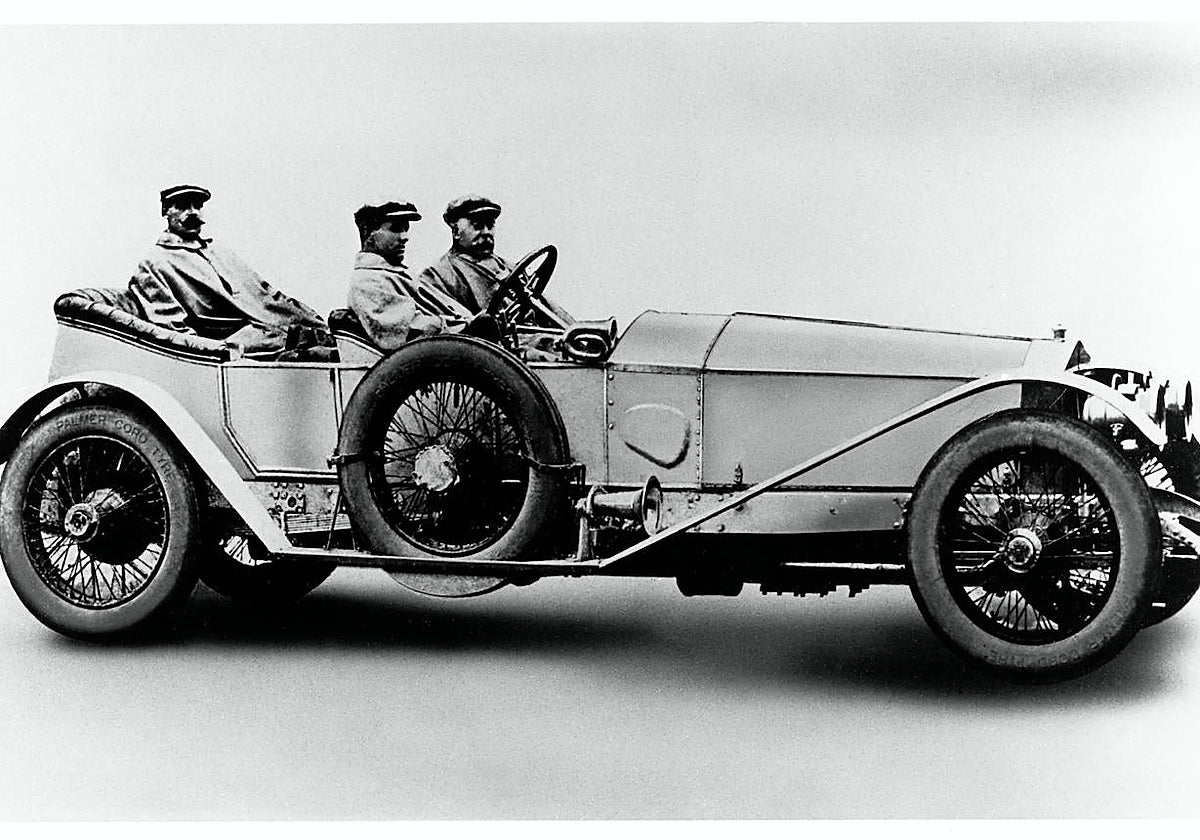 Ernest Hives al volante del Rolls Royce Silver Ghost 1701 en la prueba «Londres ─ Edimburgo»