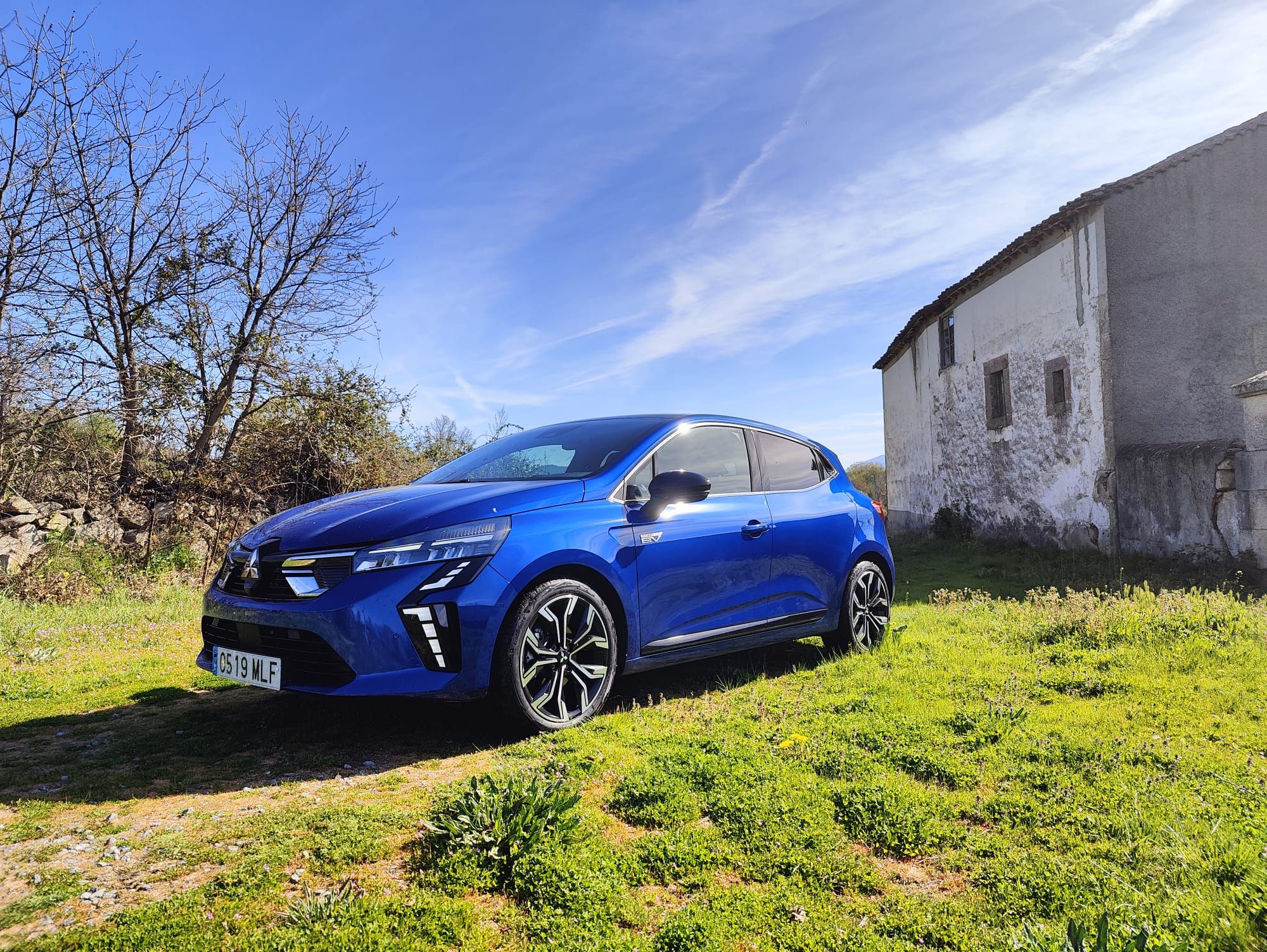 El nuevo COLT ofrece un diseño dinámico y moderno tanto en el exterior como en el interior. En el frontal, las luces diurnas LED (DRL) le confieren una firma luminosa única, y transmiten el lenguaje de diseño Dynamic Shield de Mitsubishi Motors. Las líneas del capó caen suavemente, resaltando el icónico logotipo de los tres diamantes de Mitsubishi.