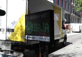 Un camión emite bajas emisiones al pasar por la calle de Prim (Centro Madrid)