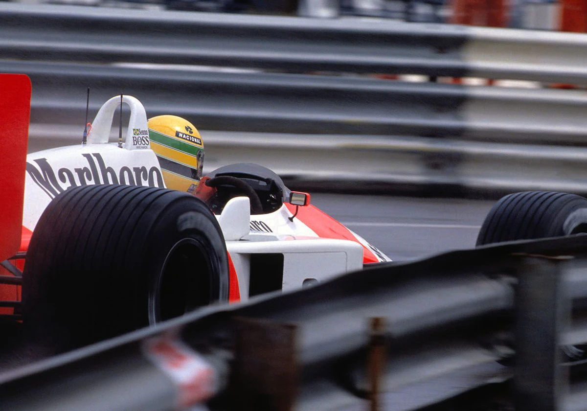 Senna y su McLaren, entre los guardarraíles de Mónaco.