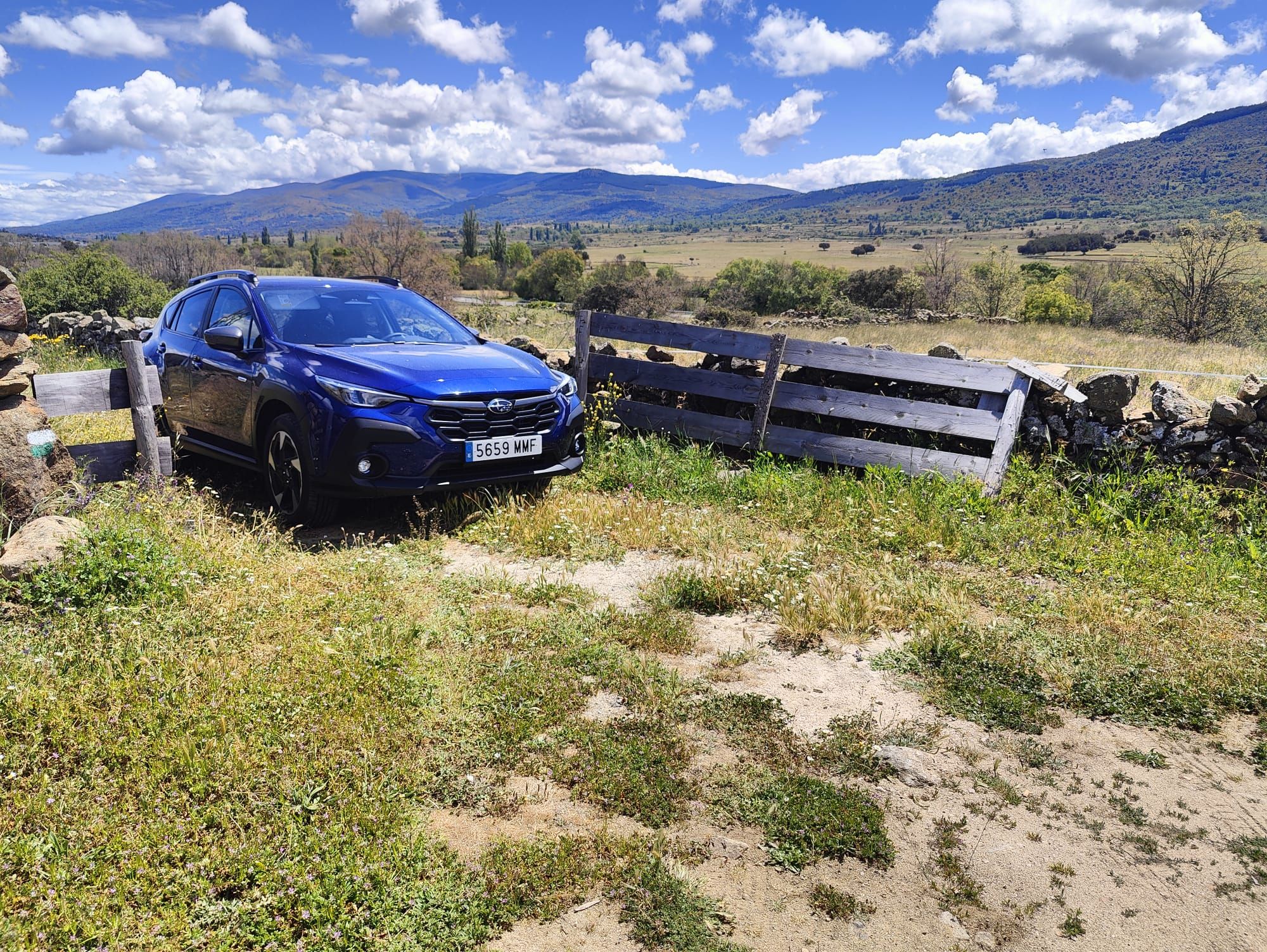 En la parte delantera destaca su gran parrilla con forma de malla, cruzada por una barra horizontal sobre la que encontramos el logotipo Subaru, y que sobresale hacia los modernos faros LED.