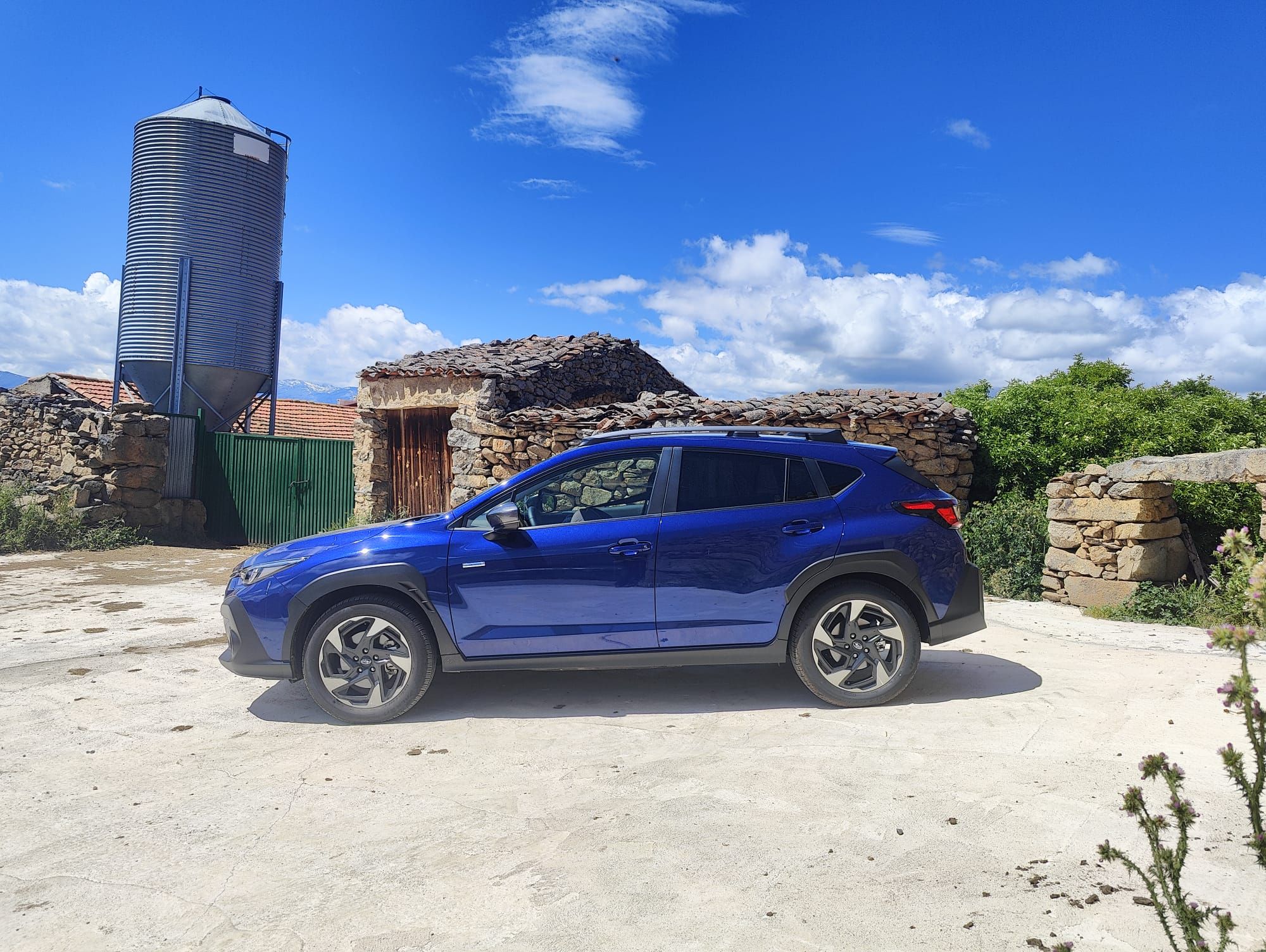 La tecnología híbrida dispone de una batería de alto voltaje de iones de litio y un motor térmico es un gasolina 2.0 Boxer de cuatro cilindros opuestos, con inyección directa. Ofrece una potencia máxima de 136 CV (100 kW)