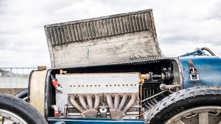 El motor, un ocho cilindros fruto de la asociación de dos de cuatro, daba inicialmente 90 CV y llegaría a 300 CV