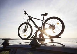 Cómo llevar de forma segura la bicicleta en el coche este verano