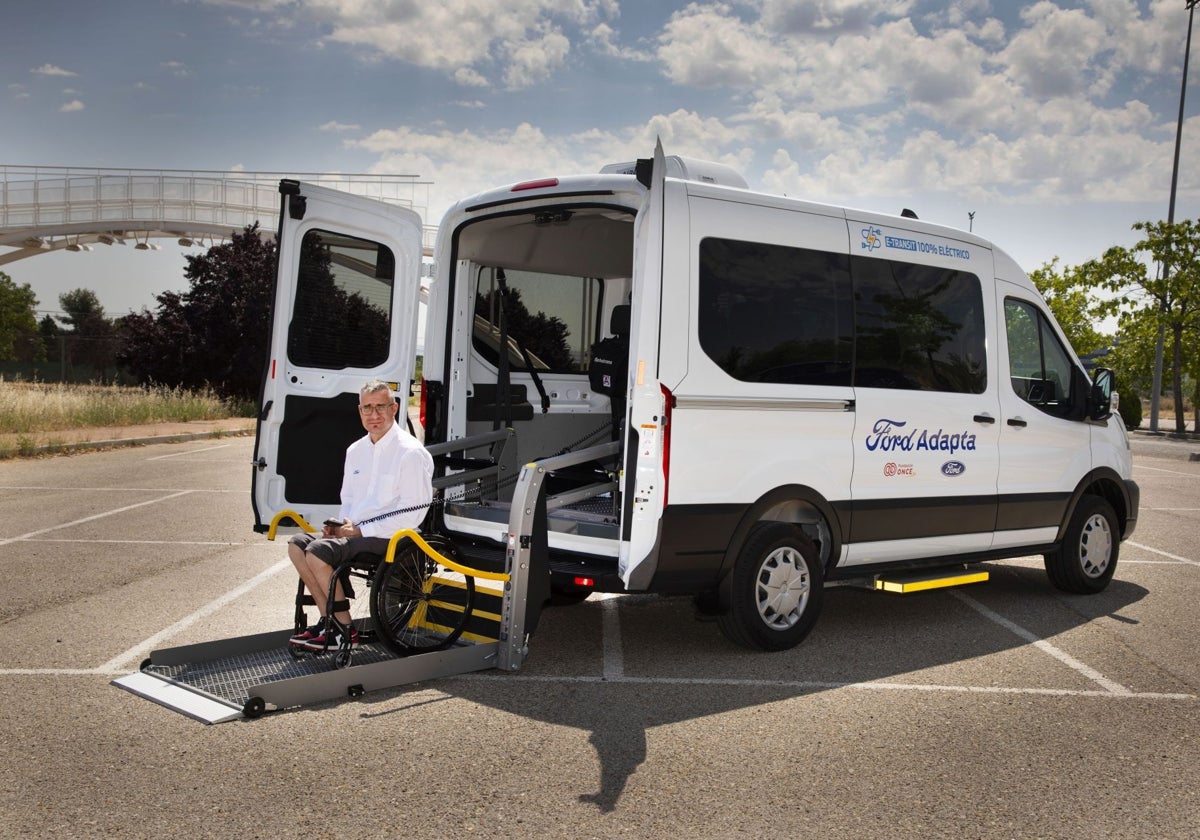 La Ford Transit eléctrica adaptada para cargar sillas de ruedas