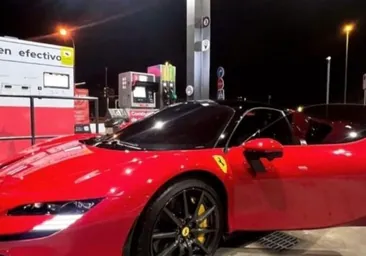 El futbolista que tiene un Ferrari y reposta gasolina 'low-cost'