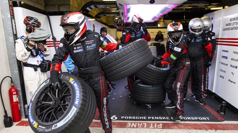 El equipo de mecánicos de uno de los coches de Porsche se dispone a realizar un cambio de neumáticos durante las pasadas 24 Horas de Le Mans