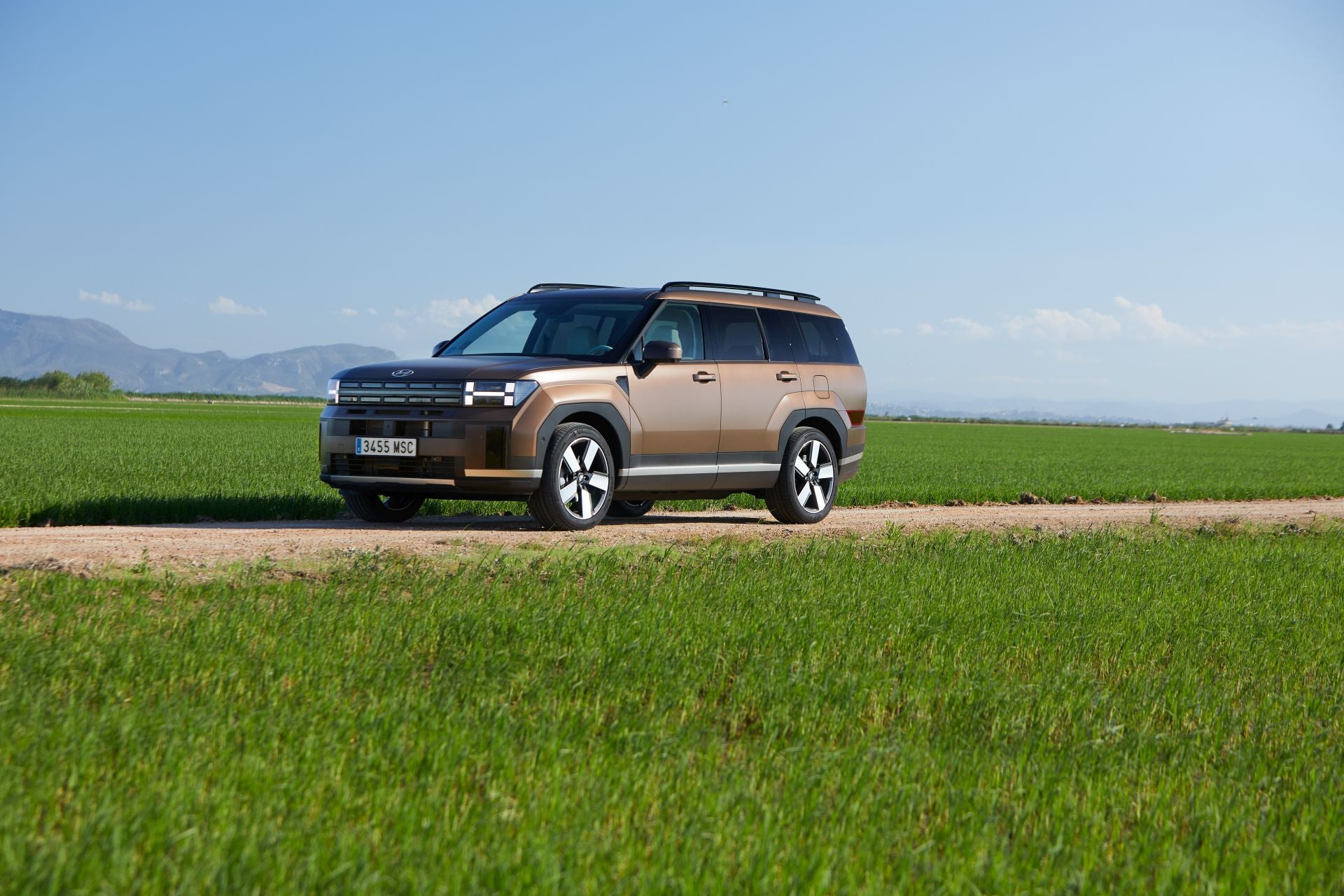 El exterior y el interior del nuevo SUV de tamaño medio muestran una transformación radical gracias a una tipología de diseño basada en el estilo de vida que maximiza la capacidad de carga trasera