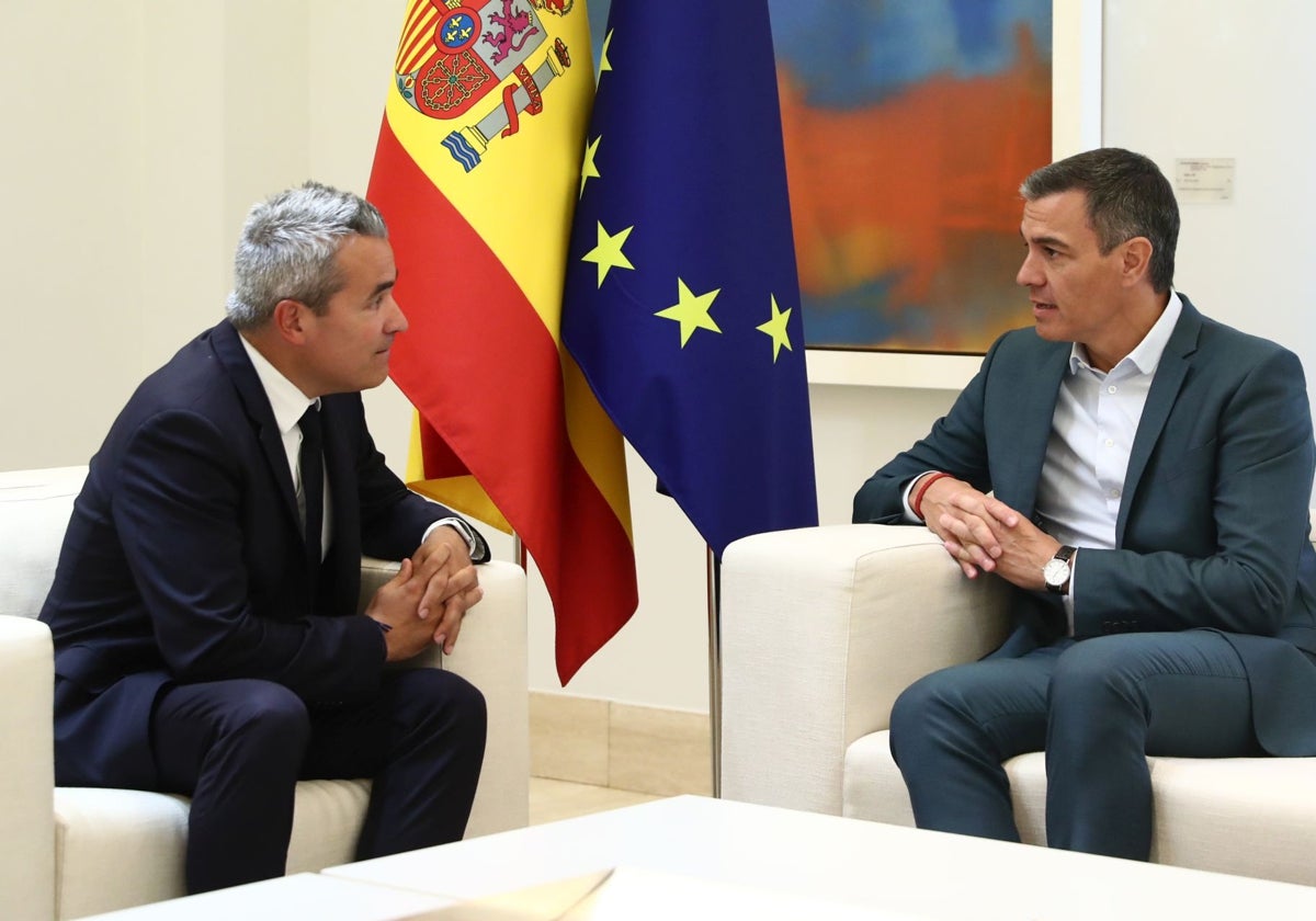 Josep Maria Recasens junto a Pedro Sánchez