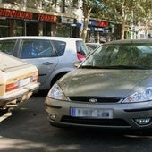 Multas de hasta 200 euros por aparcar en doble fila frente al colegio