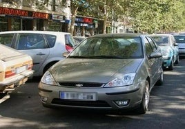 Multas de hasta 200 euros por aparcar en doble fila frente al colegio